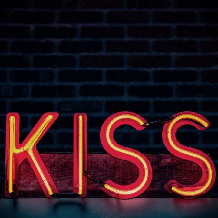 kiss1